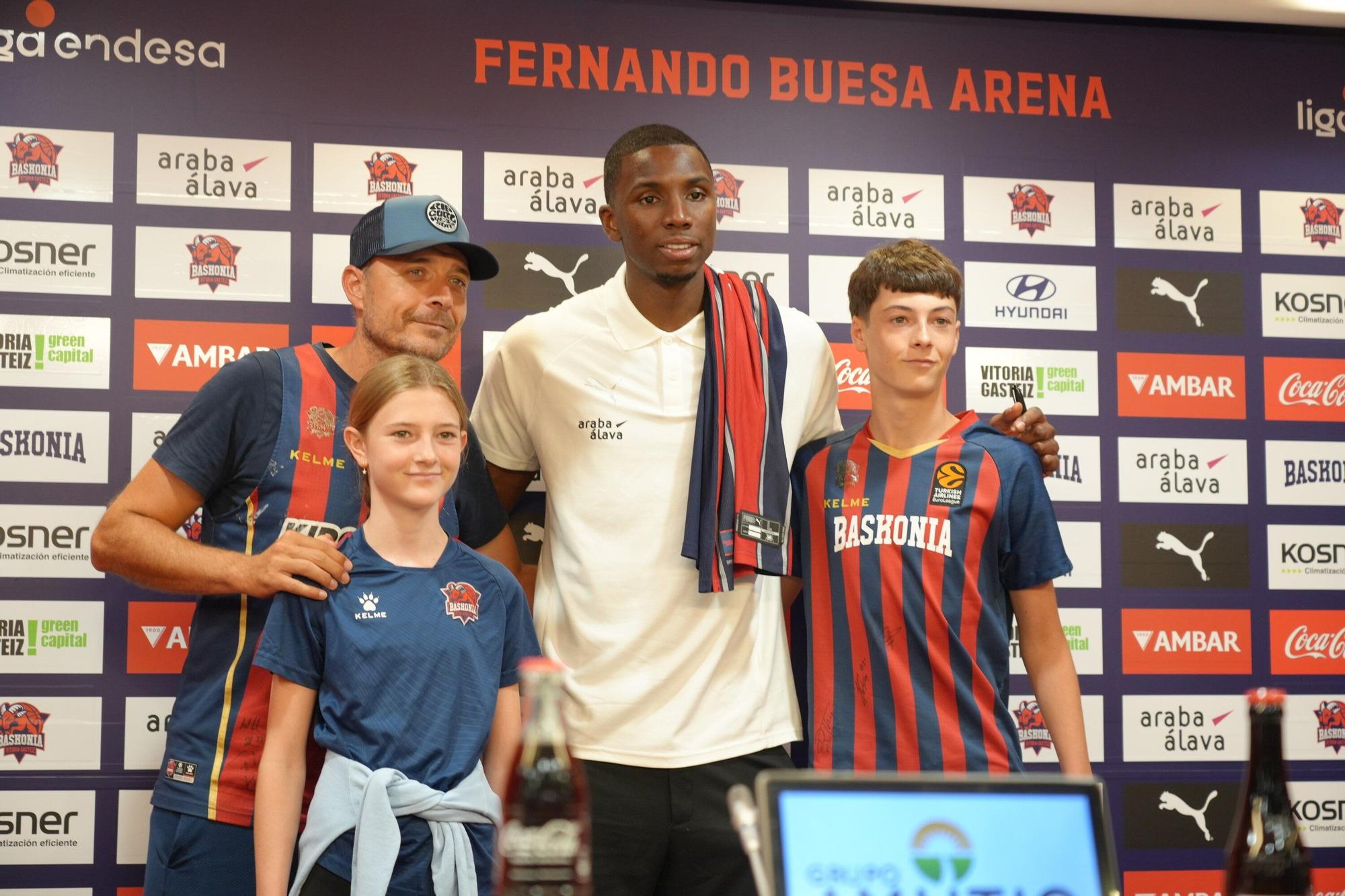 En imágenes: Presentación de Diallo como jugador del Baskonia