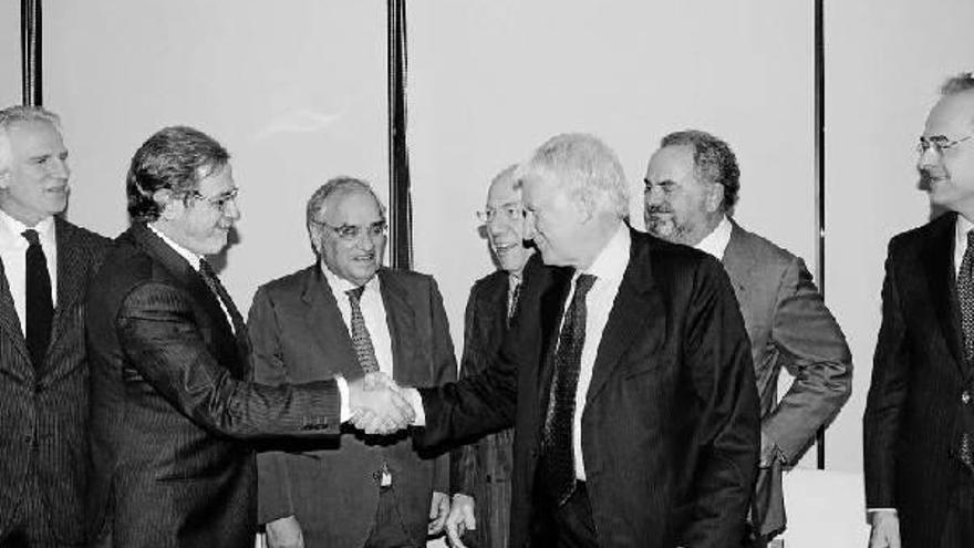 Juan Luis Cebrián y Paolo Vasile firman con un apretón de manos la compra de Cuatro por Telecinco.