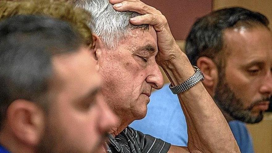 Cándido Ibar, padre de Pablo, se lleva la mano a la cabeza en el momento de oír ayer el veredicto de culpabilidad contra su hijo.