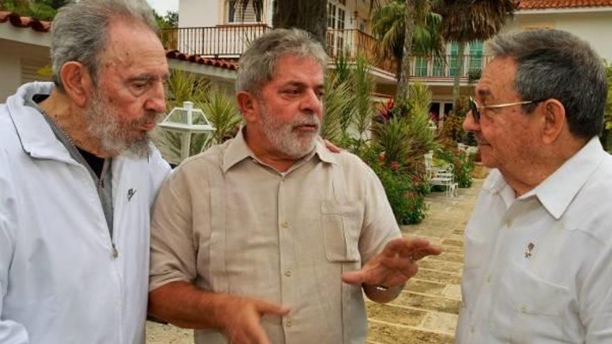 El líder cubano Fidel Castro reunido con Lula da Silva y  Raúl Castro