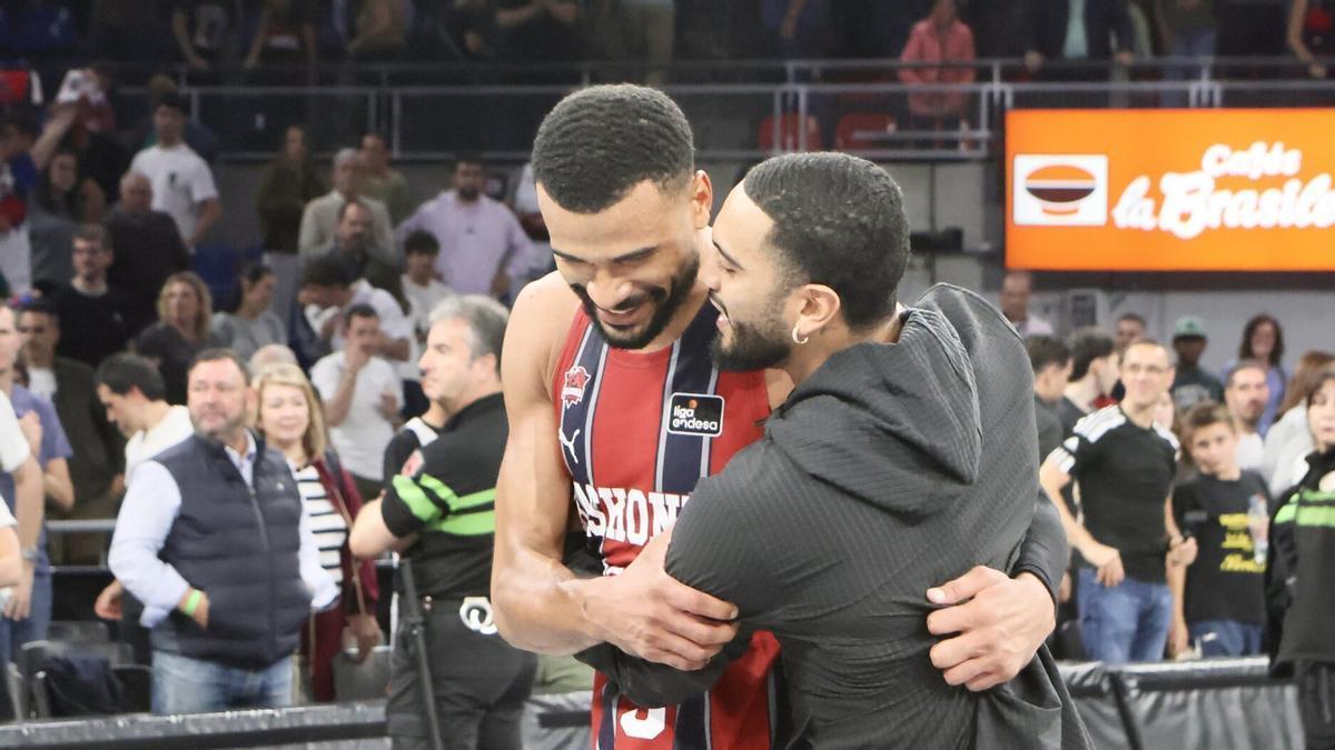 Markus Howard felicita a Luwawu-Cabarrot tras su exhibición ante el Real Madrid.