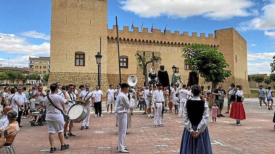 Vecinos, cuadrillas y agrupaciones se suman a la fiesta de El Cohete en Marcilla