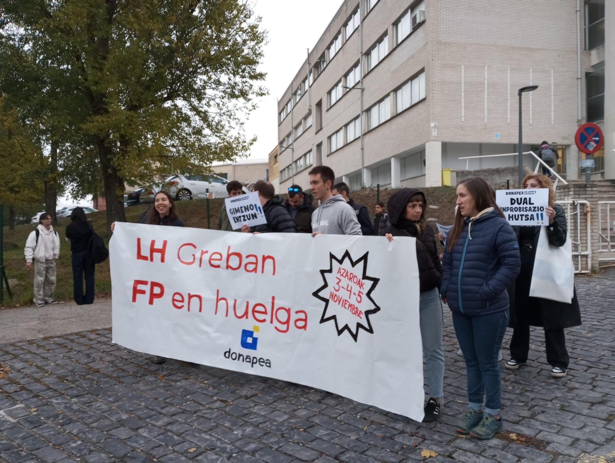 Fotos de la huelga de docentes de Formación Profesional (FP) en Navarra