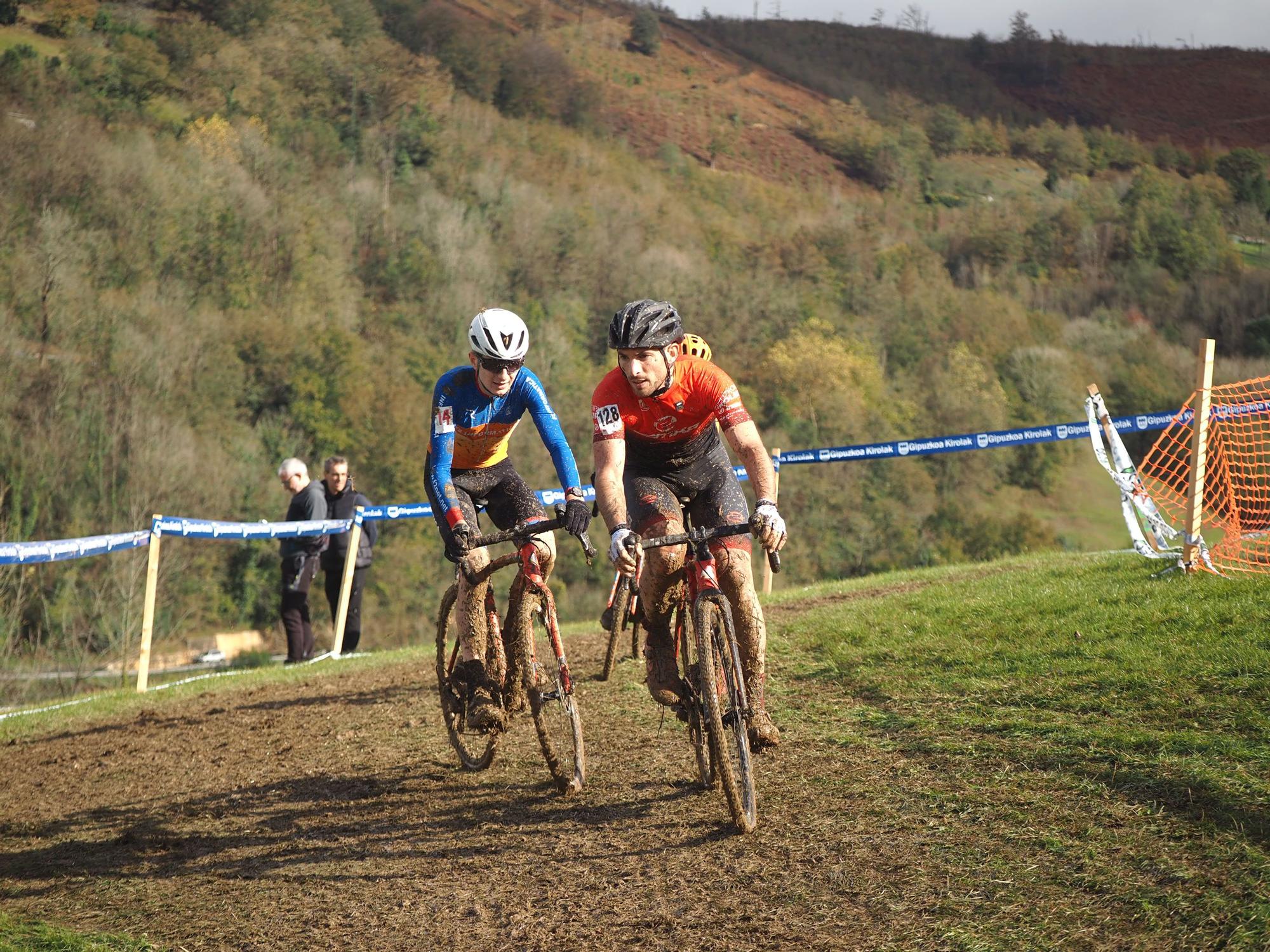 El barro se sumó al espectáculo de ciclocross en Elgoibar