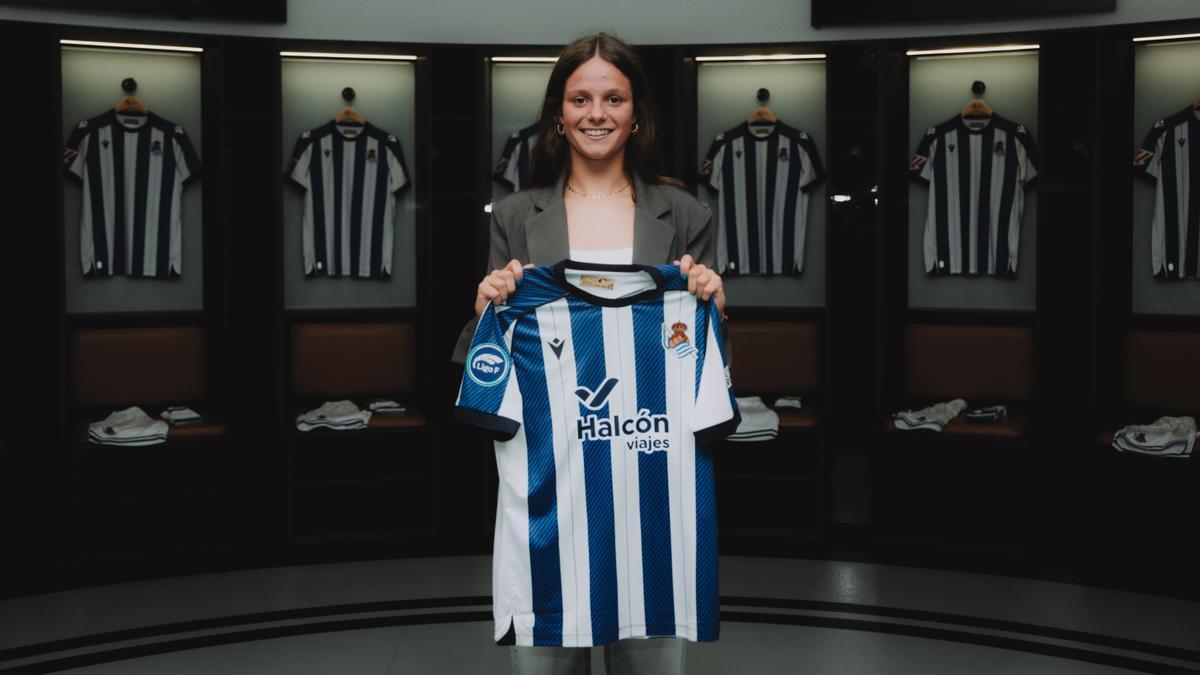 Aiara Agirrezabala posa en el vestuario de Anoeta.