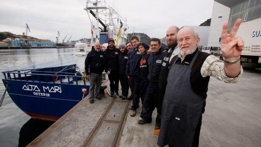 La tripulación del buque &#039;Aita Mari&#039;, fondeado en Pasaia, confía en iniciar el lunes la navegación hacia el Mediterráneo para socorrer a los inmigrantes.