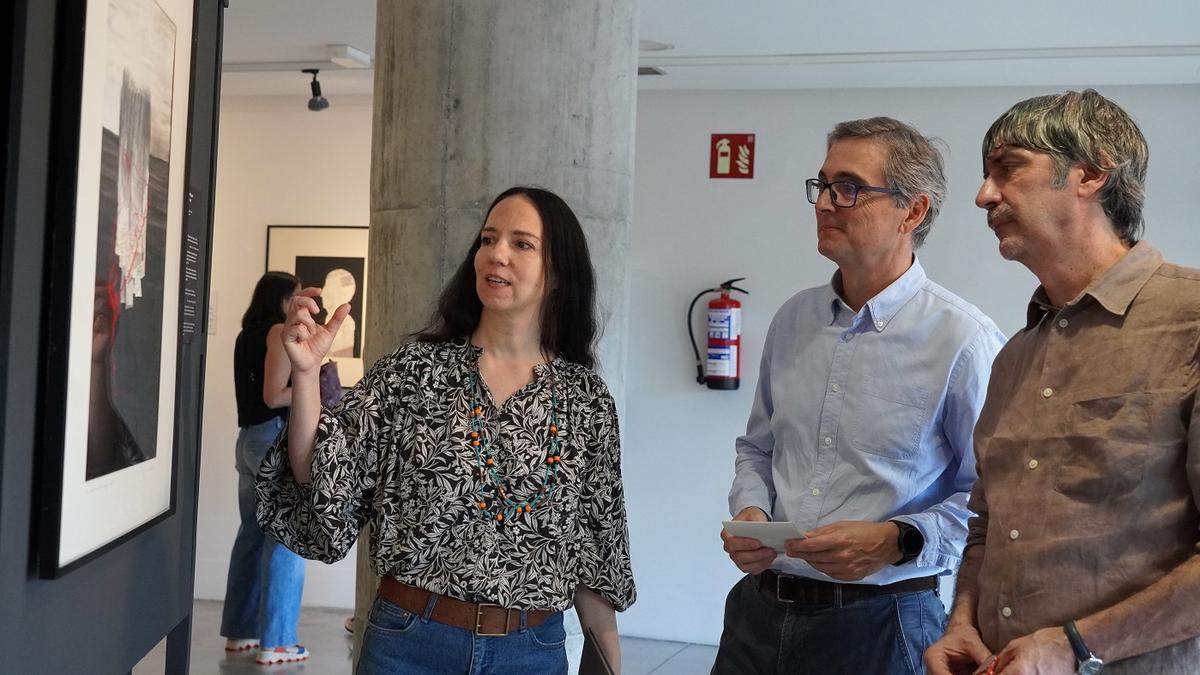 Jon Ruigómez, director del Itsasmuseum, y Robreto Fuertes, comisario de la exposición, escucharon de primera mano la explicación de la artista chilena.