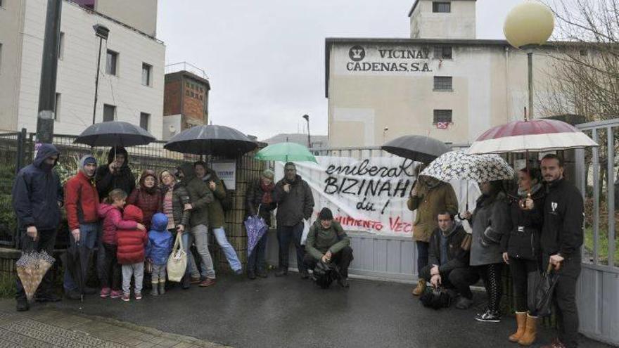 Protesta vecinal tras el asalto al edificio de Vicinay en desuso