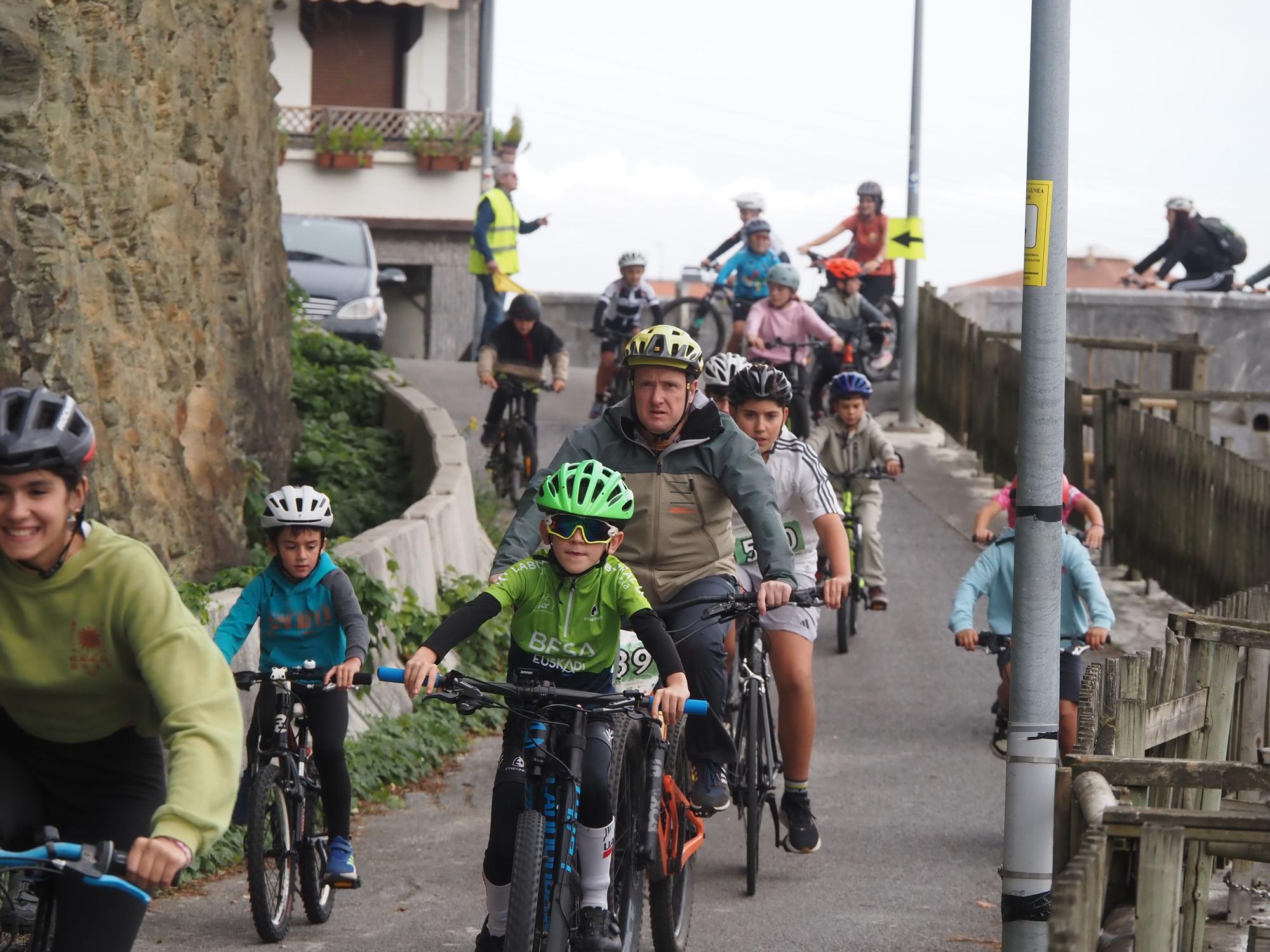 Fiesta ciclista en Deba