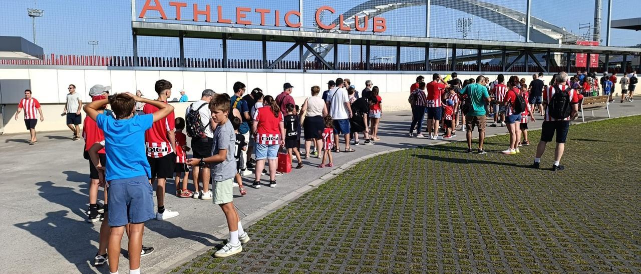 Entrenamiento del Athletic a puerta abierta en Lezama