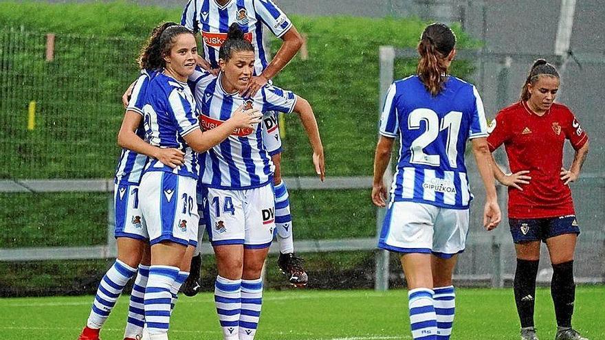 Las jugadoras realistas celebran uno de los goles que marcó ayer Amaiur a Osasuna. Foto: R.S.