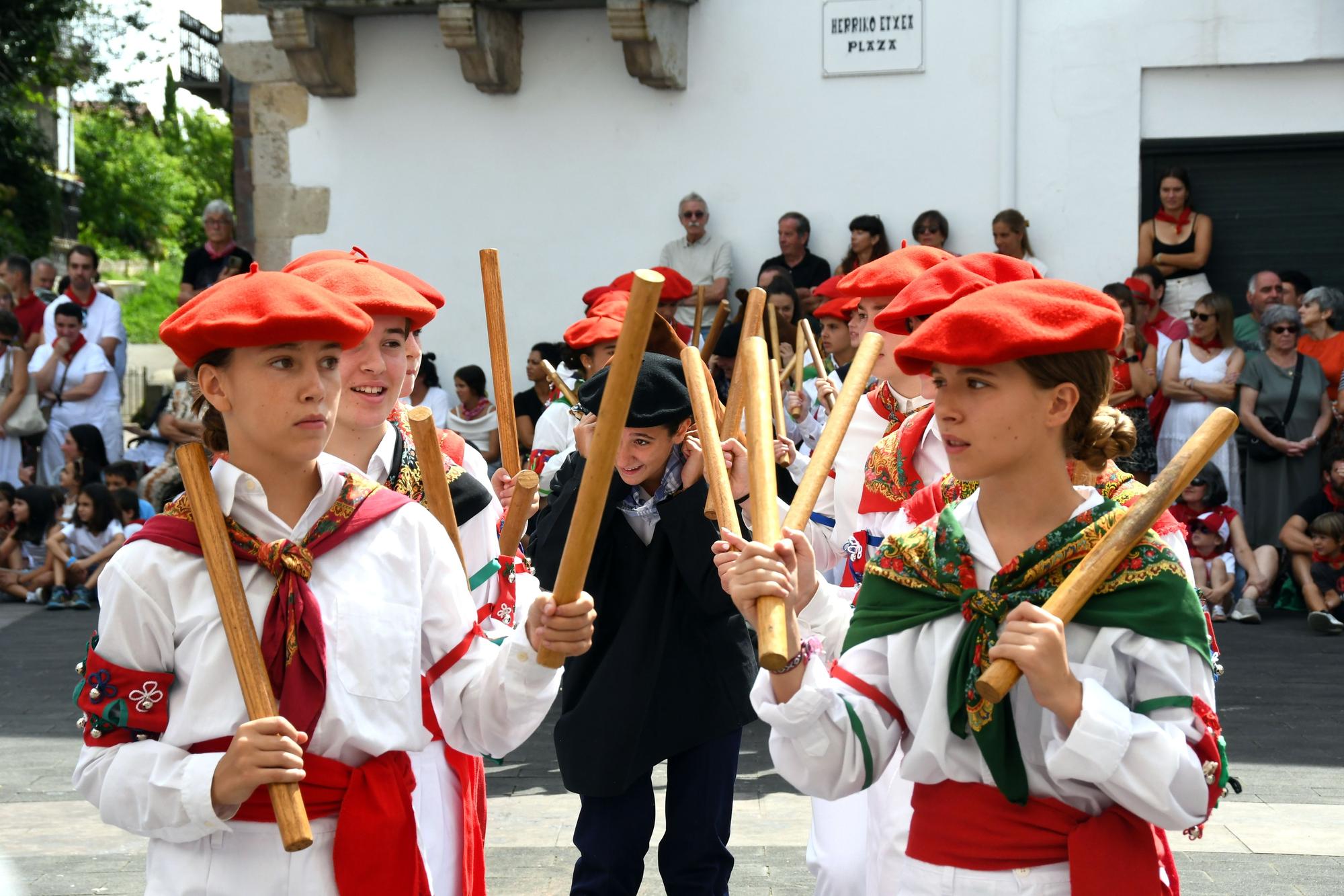 Bera celebra su día grande a ritmo de dantzas