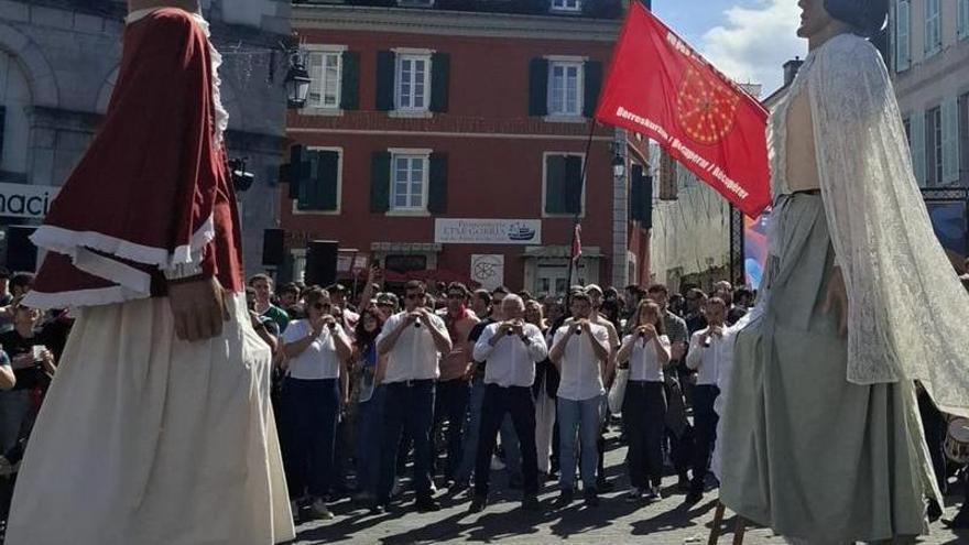 Momentos previos a la salida de la Korrika desde Atharratze