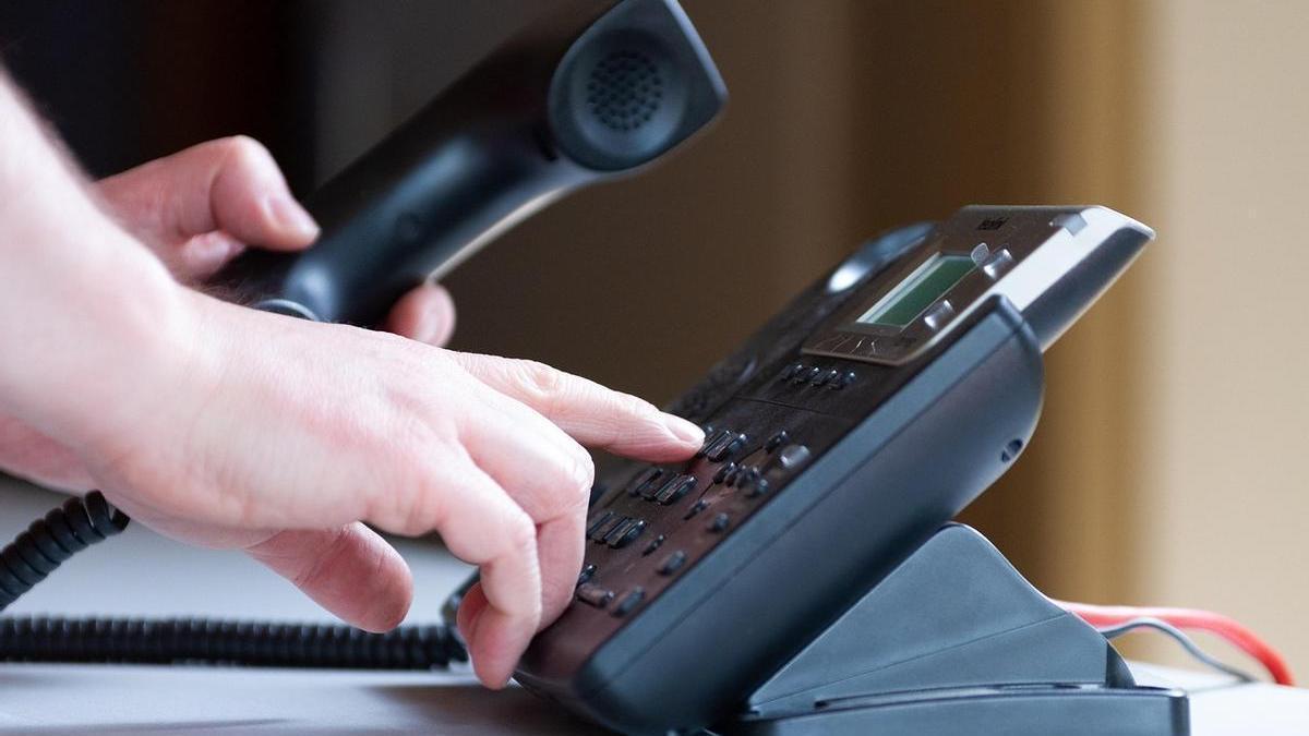 Una persona llamando por teléfono