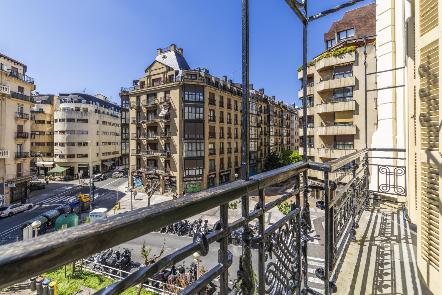 Magnífica propiedad en venta ubicada en un edificio señorial, situada en una de las zonas más elegantes del céntrico barrio de Gros