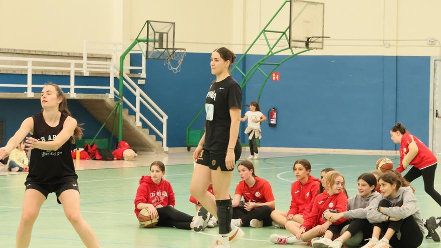 En imágenes: Nerea Hermosa protagoniza un 'Meet &amp; Greet' con el CB Araba
