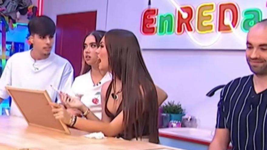 El desliz de tres jóvenes que aprenden euskera en Canal Sur se hace viral: &quot;Un virus&quot;