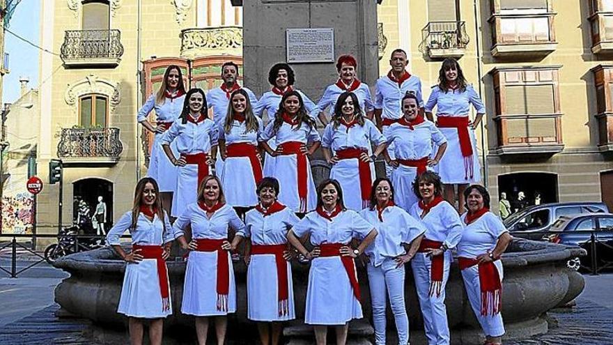 Joteros y joteras de la Escuela Hermanas Flamarique posan frente a la fuente de Tafalla, esperando que llegue el 14 de agosto.