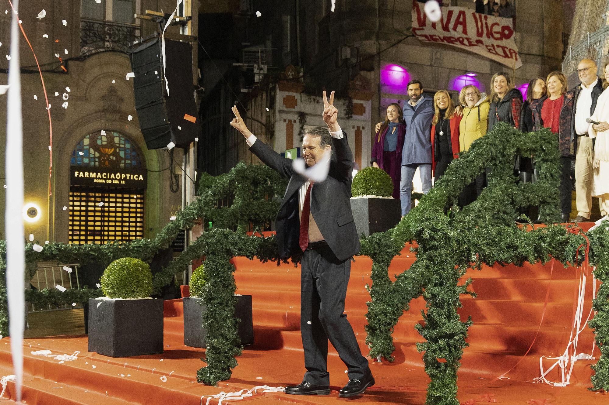 En imágenes: Ya es Navidad en Vigo: así ha sido el accidentado encendido de luces