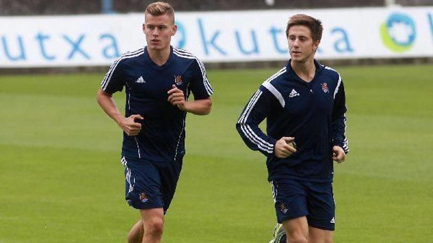 Alfred Finnbogason y Jon Gaztañaga corren en el entrenamiento.