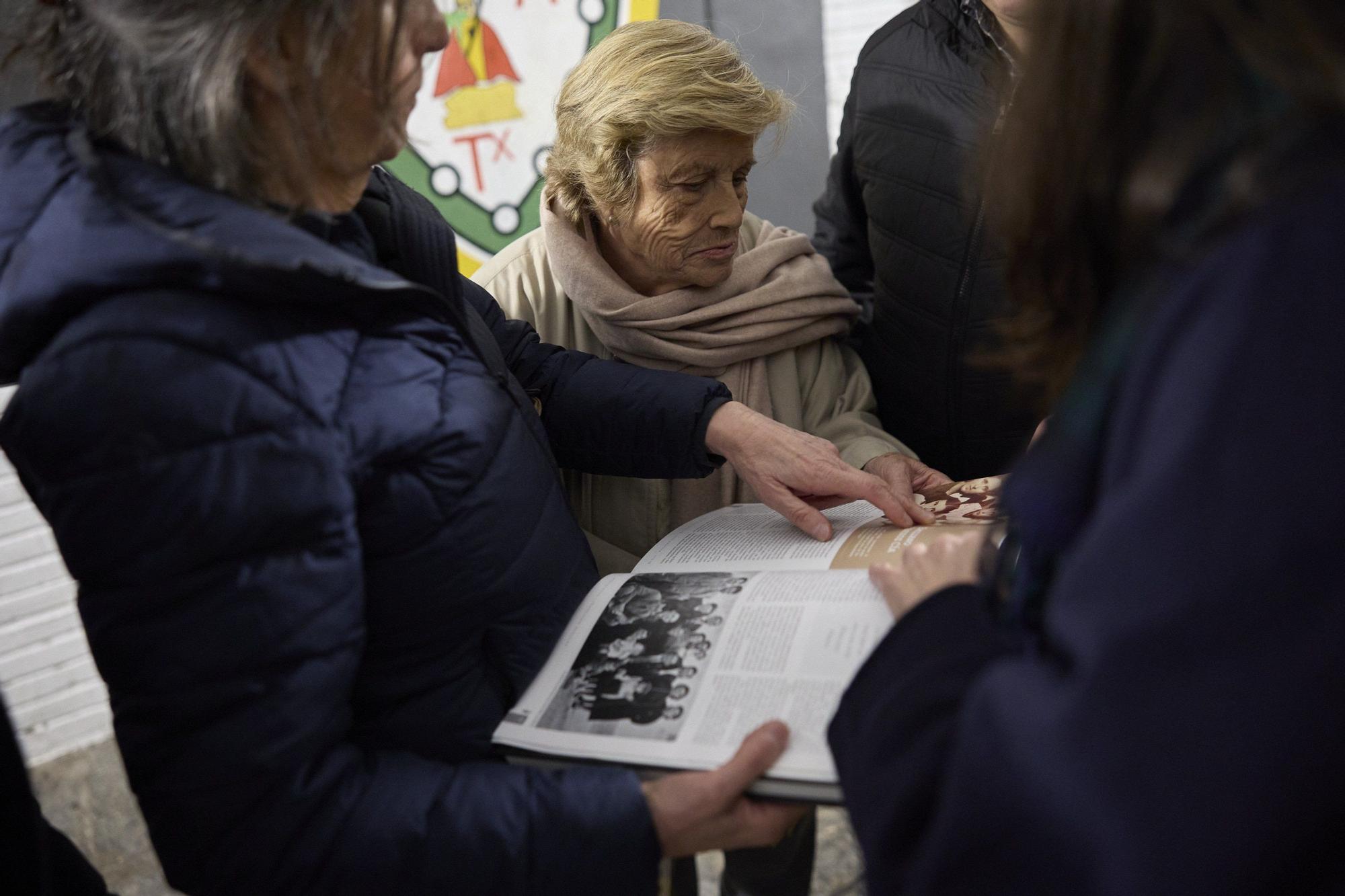 Fotos del reportaje con la familia suiza de Emiliano Iraizoz, de los primeros vecinos de la Txantrea y que leyó ante Franco en diciembre del 52.