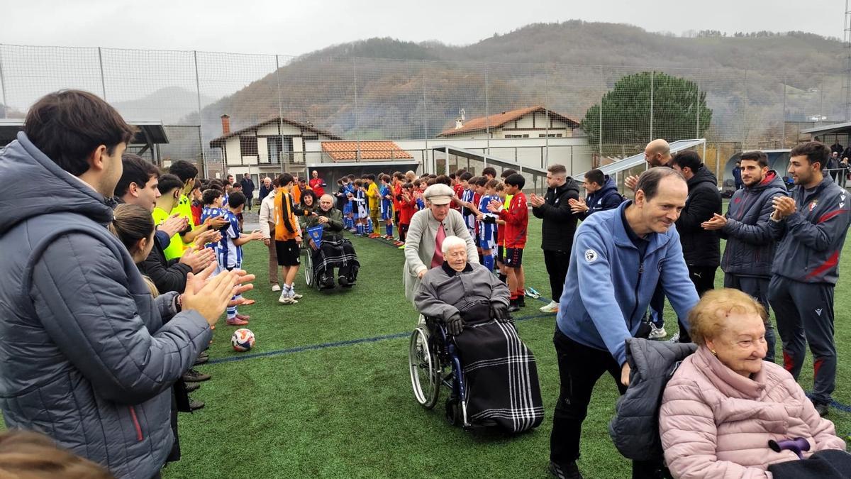 Residentes salieron al campo de fútbol Matzada en un pasillo por parte de los jugadores y técnicos