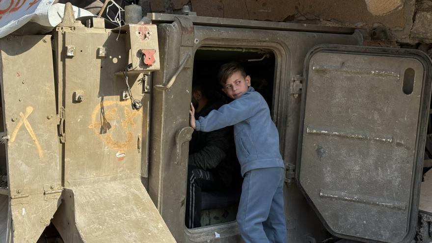 El tanque israelí abandonado en Gaza que se ha convertido en un negocio de carga de teléfonos móviles