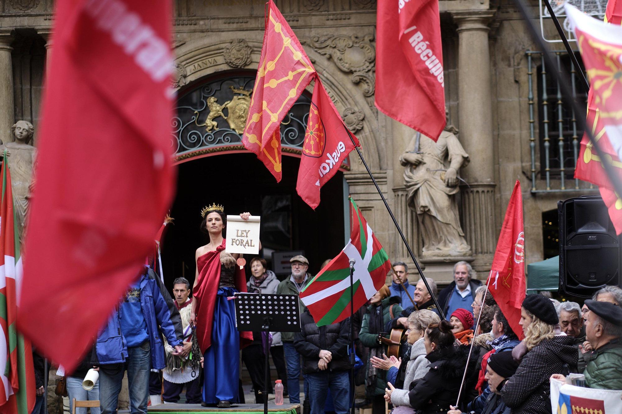 Fotos del homenaje a la estatua que corona el monumento que se erigió hace más de 100 años recordando la lucha popular en el Día de Navarra