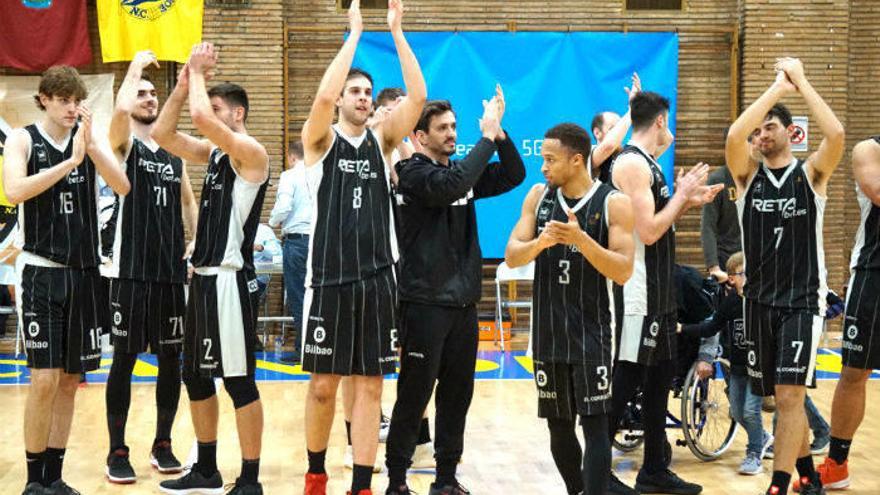 Los jugadores del Bilbao Basket saludan a sus aficionados tras su última victoria ante el Canoe.