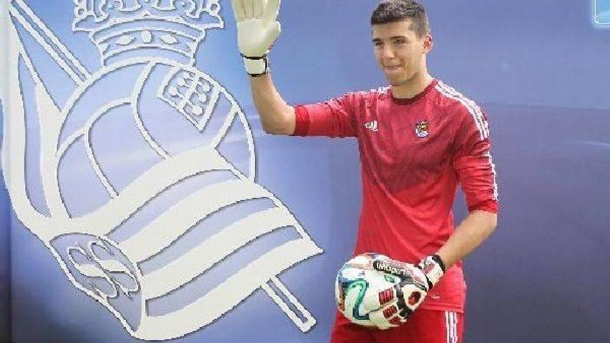 Gerónimo Rulli saluda a la afición sobre el césped de Zubieta en su presentación como jugador de la Real.