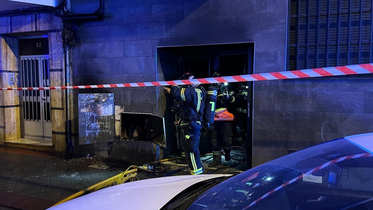 Bomberos rescatan a 19 personas atrapadas en un edificio de Madrid por un incendio en el cuarto de contadores