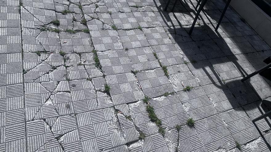 Sarriguren: baldosas y desidia