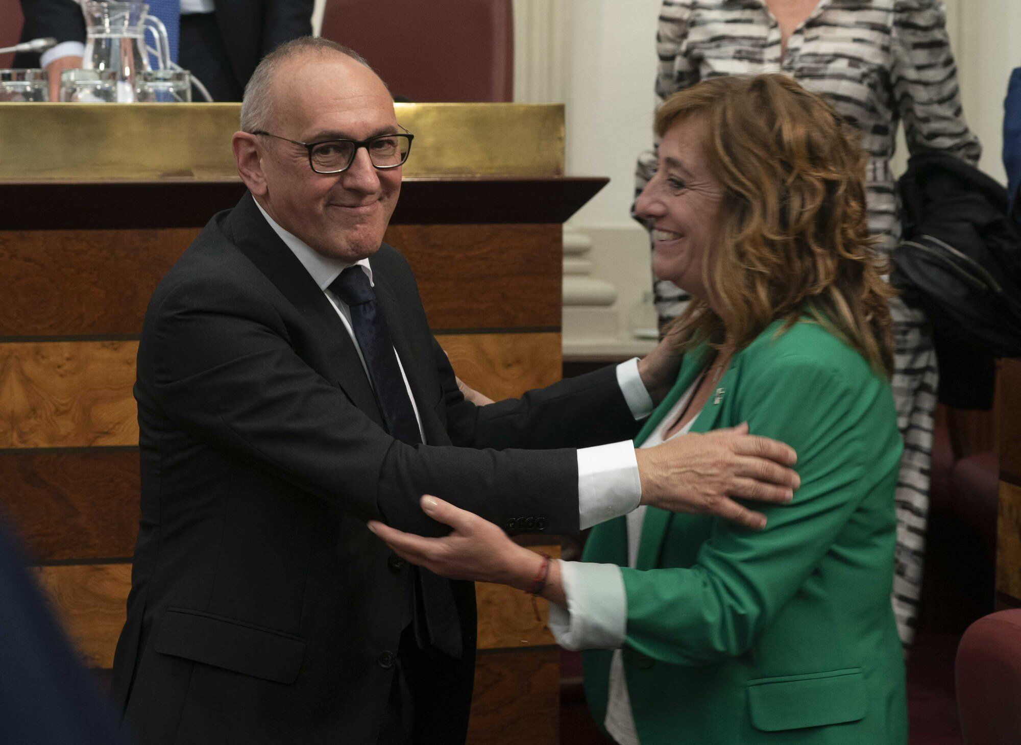 Eva Lopez de Arroyabe y el diputado general se saludan durante en las Juntas.