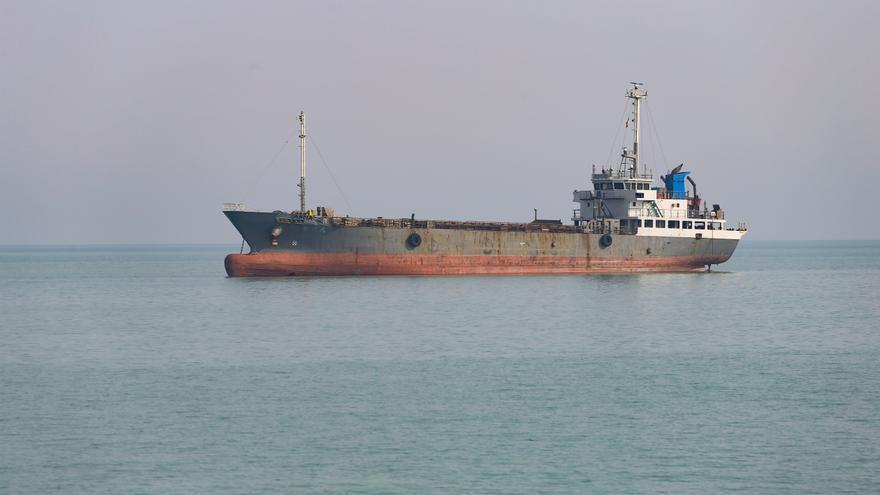 Irán reabre "completamente" el estrecho de Ormuz mientras dure el alto el fuego