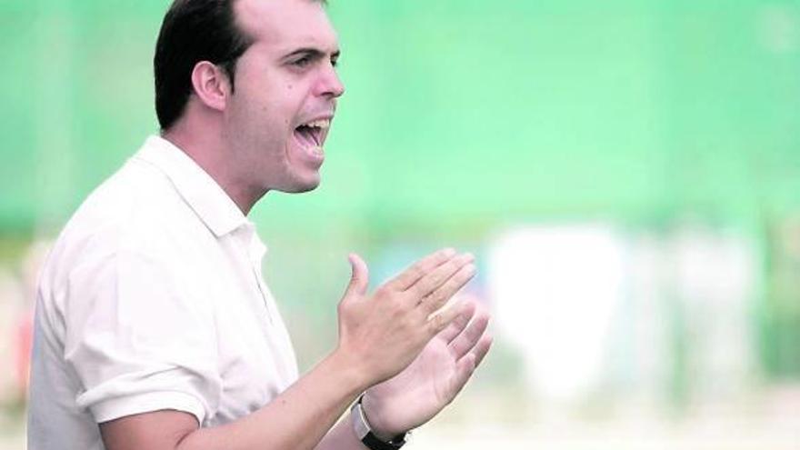 Rubén Berrogi anima a sus jugadores desde el banquillo.