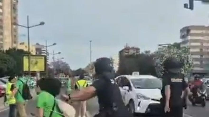 La Policía abre expediente disciplinario al agente que agredió a una docente en una manifestación