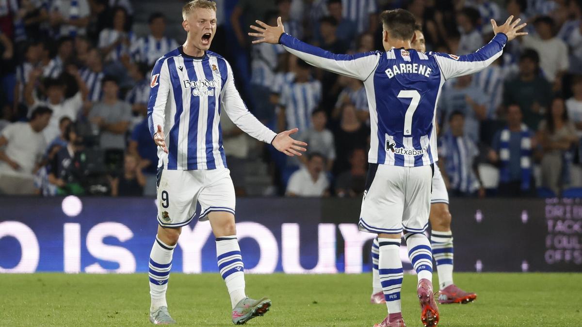 Orri Óskarsson y Ander Barrenetxea celebran el gol del primero al Espanyol.