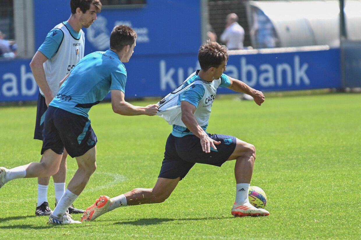 La Real se entrena junto a su afición en Zubieta.