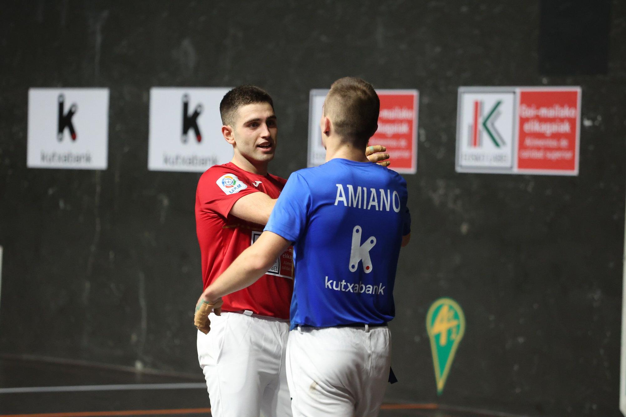 Beñat Senar, campeón del Cuatro y Medio Serie B después de derrotar a Unai Amiano en el frontón Uranzu de Irun.