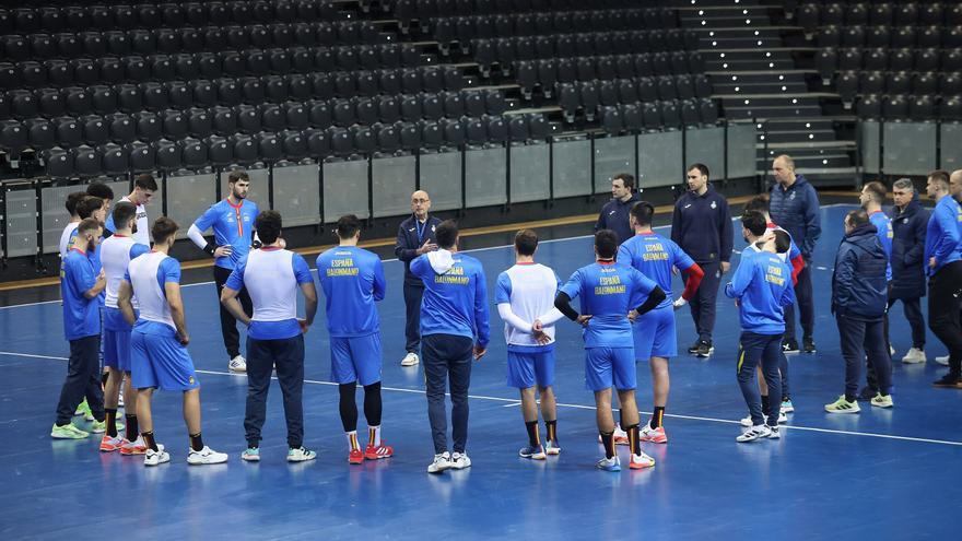 La selección española de balonmano se entrena en el Navarra Arena