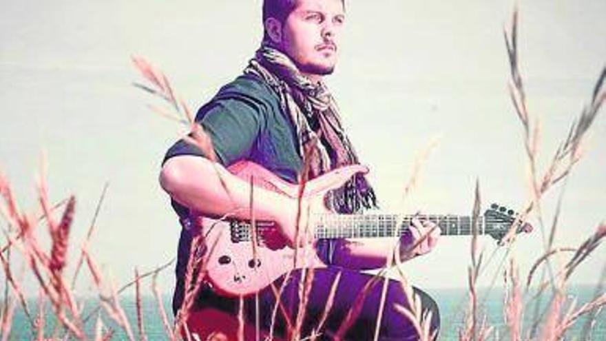 Ormaetxea con una guitarra de la marca Weisse Hügel.