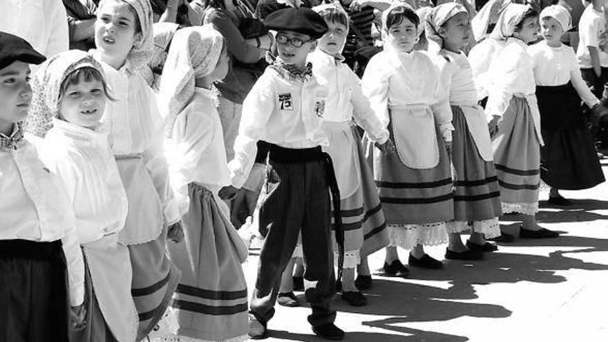 Dantzaris txikis, en el Día del Euskera del año pasado.