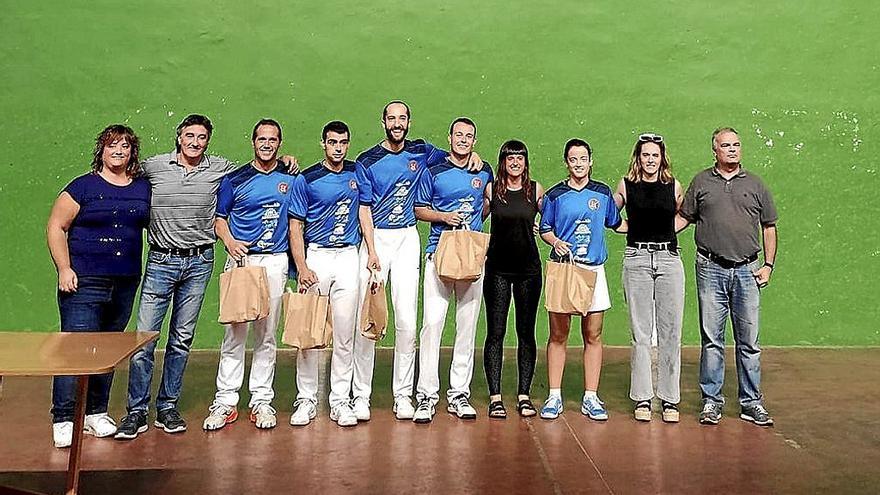 Entrega de premios a cargo de la organización al equipo ganador de Ligezta. 