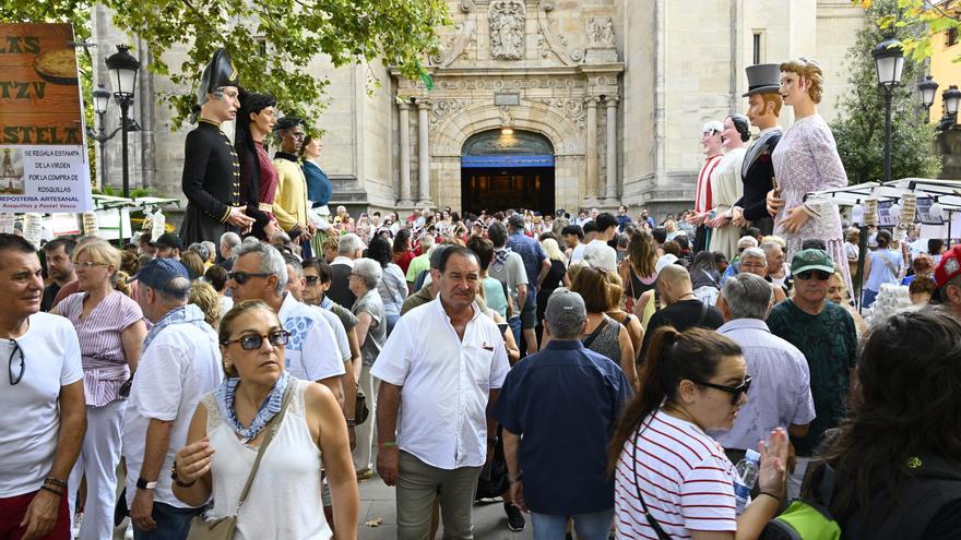 El calor no frena a los fieles en su visita a la Amatxu de Begoña