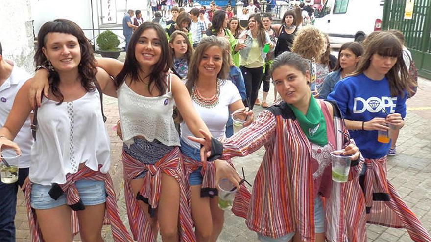 Este grupo de irurtzundarras comenzó las fiestas con muchas ganas.