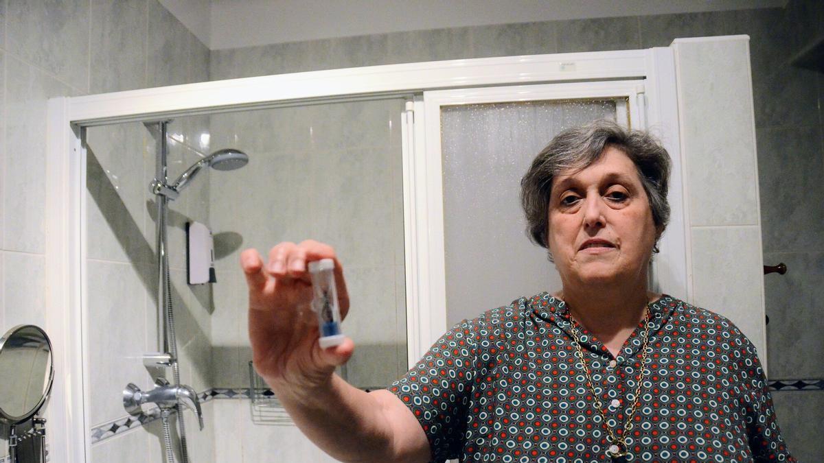 Marian Larralde, de la casa rural Gontxea de Arizkun, con el reloj que medirá el tiempo.