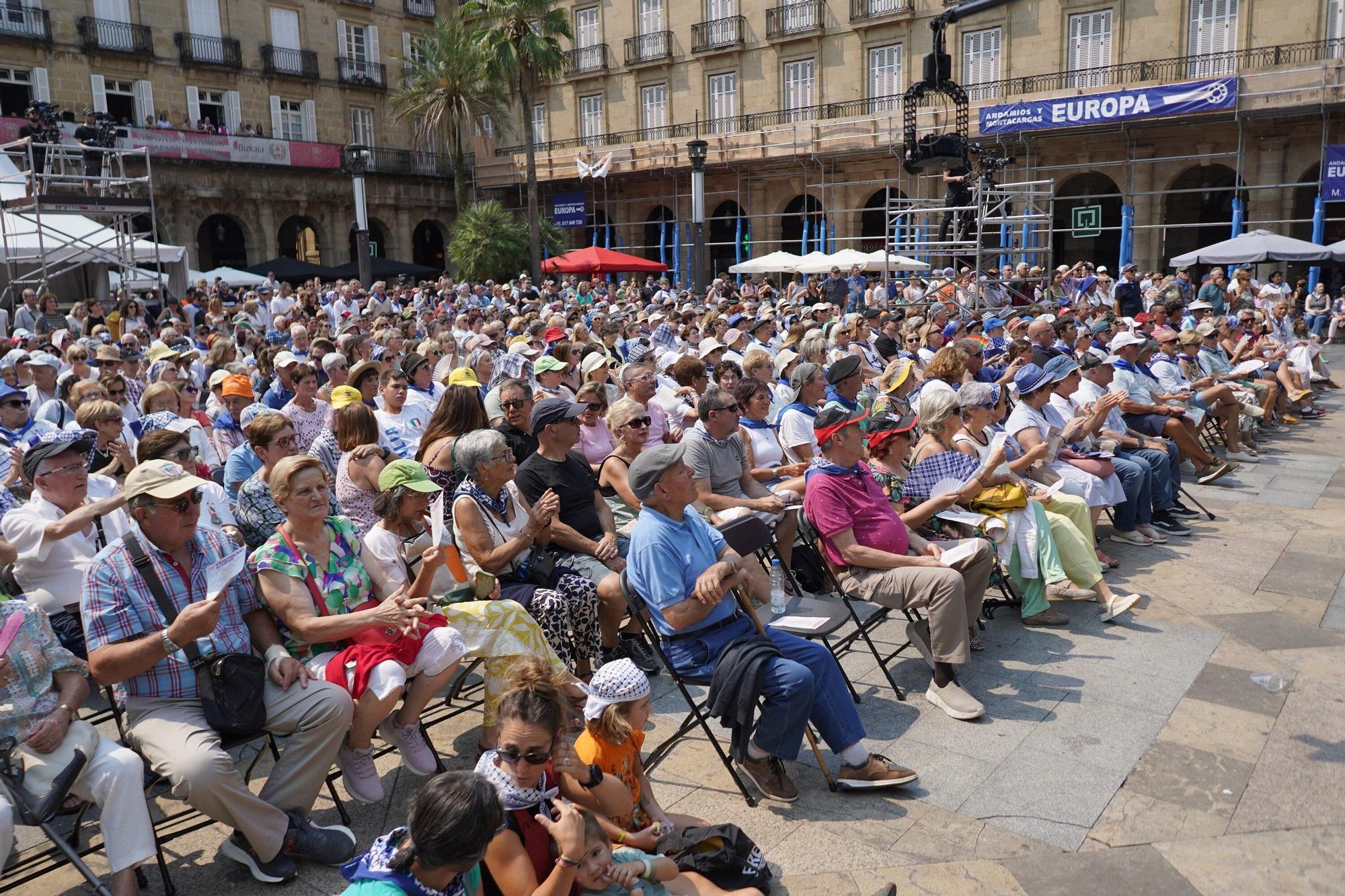 En imágenes: alarde de Txistularis en la Plaza Nueva de Bilbao por Aste Nagusia