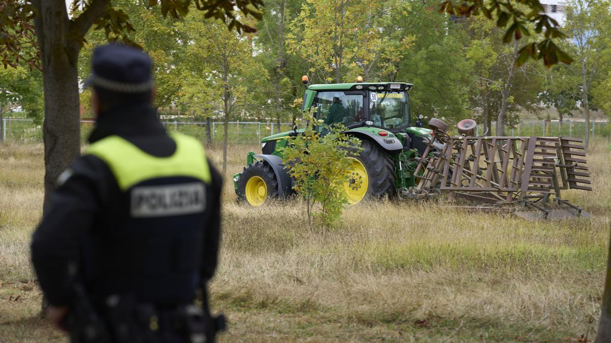 Un tractor contratado por el Ayuntamiento de Vitoria alisa la hierba de la campa de Olarizu ante la huelga de la empresa adjudicataria desde hace cinco meses del mantenimiento de los jardines