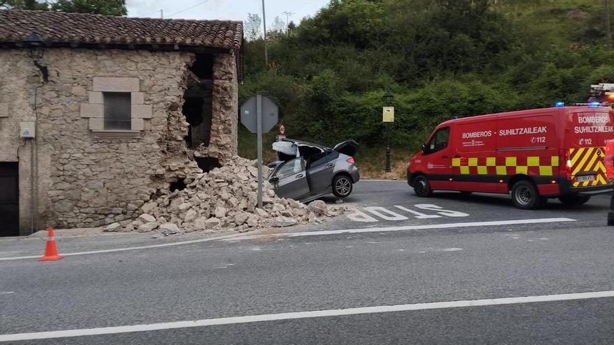 Herida tras salirse de la vía y chocar contra un edificio en la N-7012 a la altura de Erice