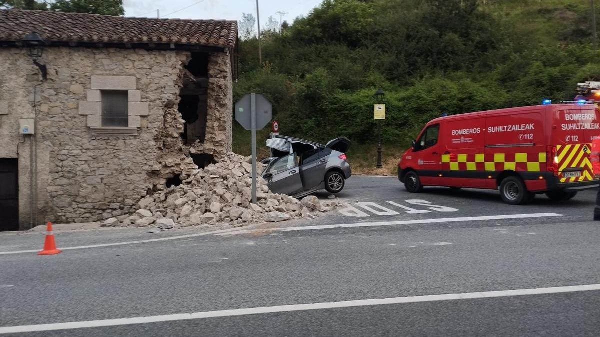 Imágenes del vehículo siniestrado tras chocar contra un edificio en Erice (Iza)